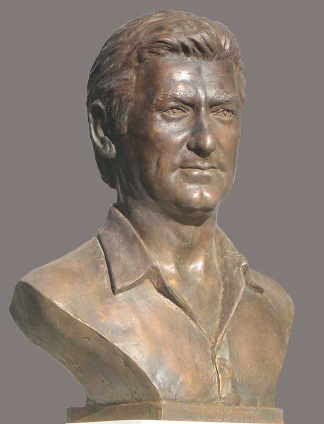 Sculpture-Bust in Bronze to the poet Paco Urrutia
 
