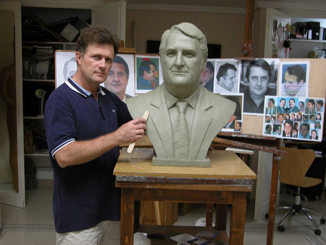 Manuel Domínguez performing the bust of Vicente Buendía