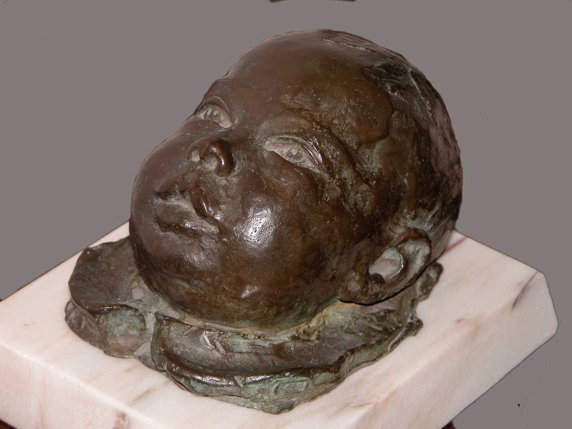 Busto en bronce a Blanca recién nacida.