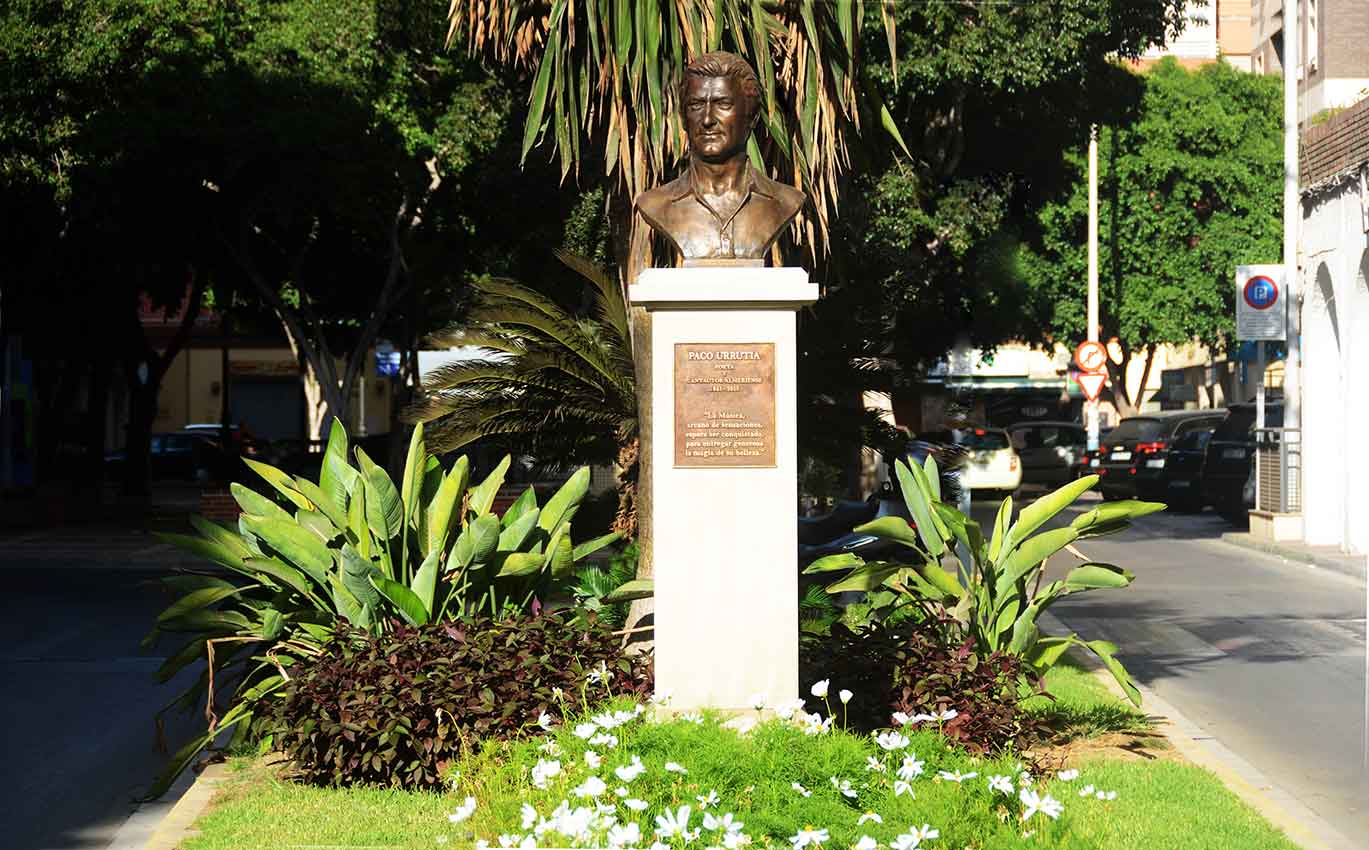 Busto en bronce a Paco Urrutia- Escultura ubicada en calle Hermanos Machado en Almería