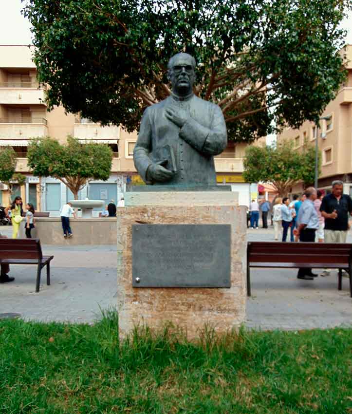 Busto en Bronce  en la Plaza de la Iglesia de El Ejido- Almería