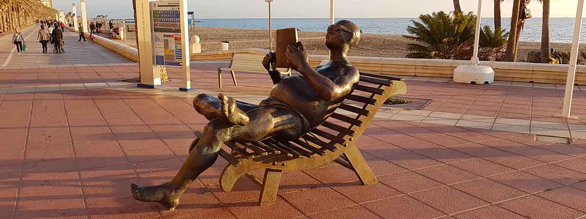 Nº 4- La Tumbona-Bronce instalado en el Paseo Marítimo de Almería- 260 cm