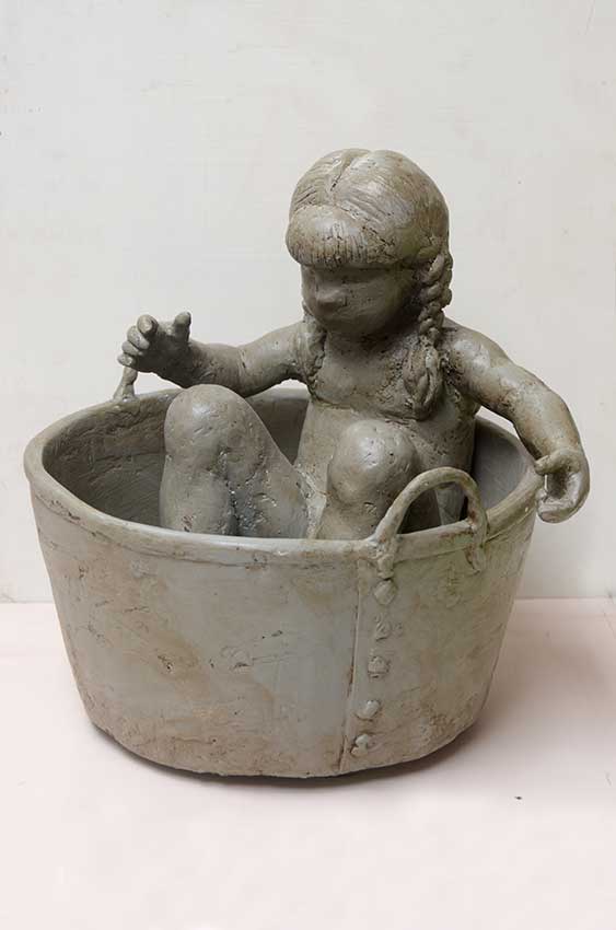 Bronze sculpture by Manuel Domínguez-Girl in the bowl